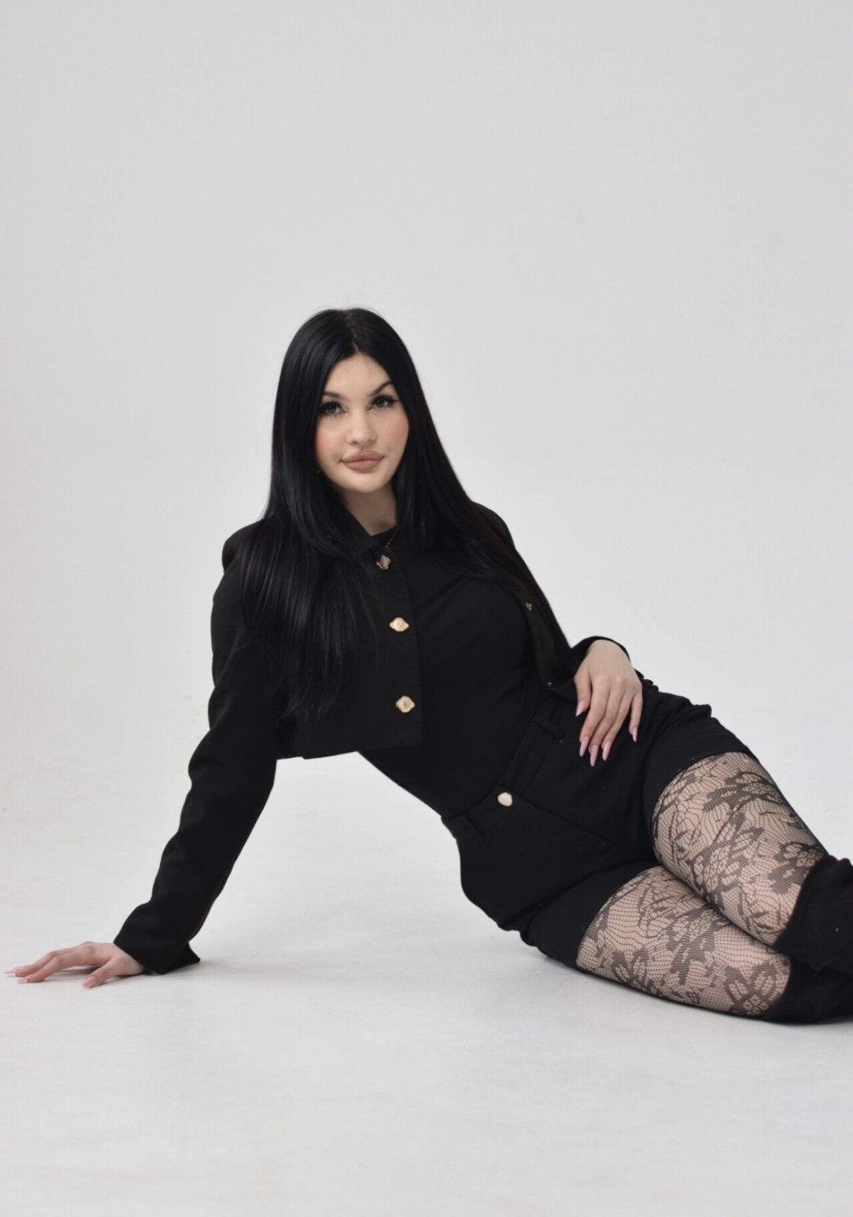Portret z sesji zdjęciowej Beauty Heaven — czarny żakiet i długie, proste włosy na jasnym tle