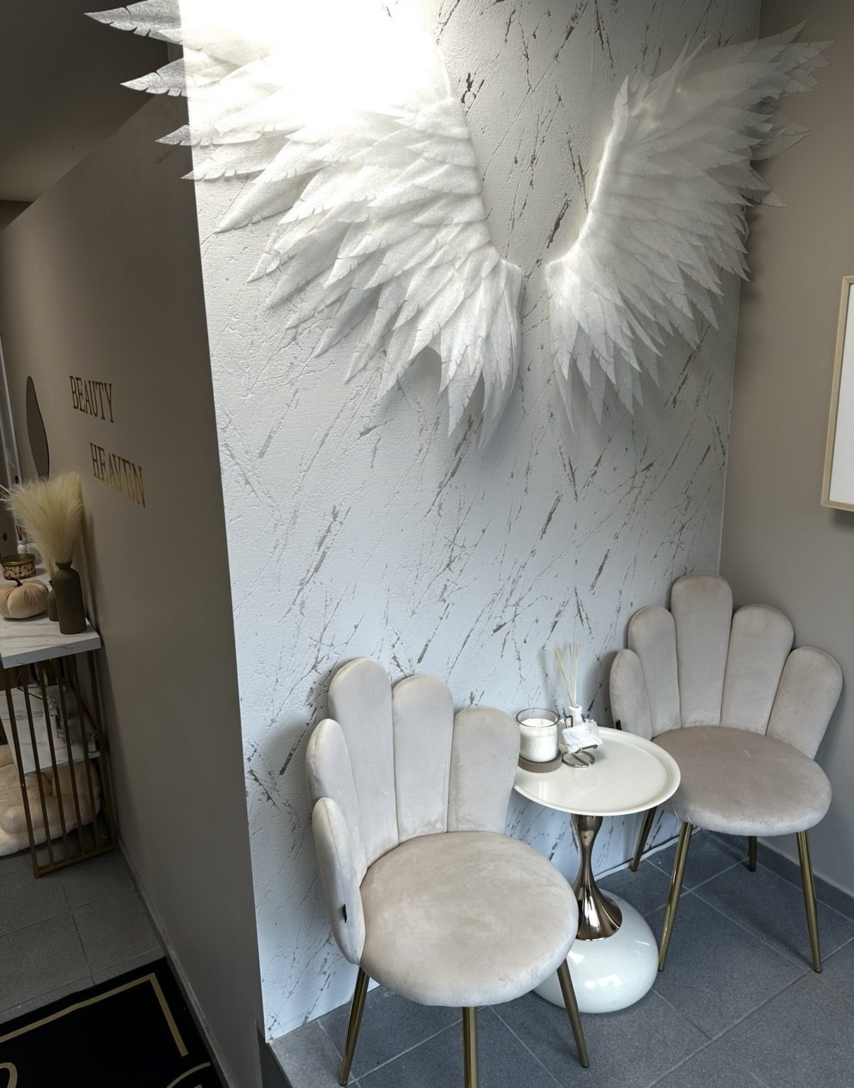 Strefa oczekiwania w salonie Beauty Heaven — jasne, przytulne wnętrze
