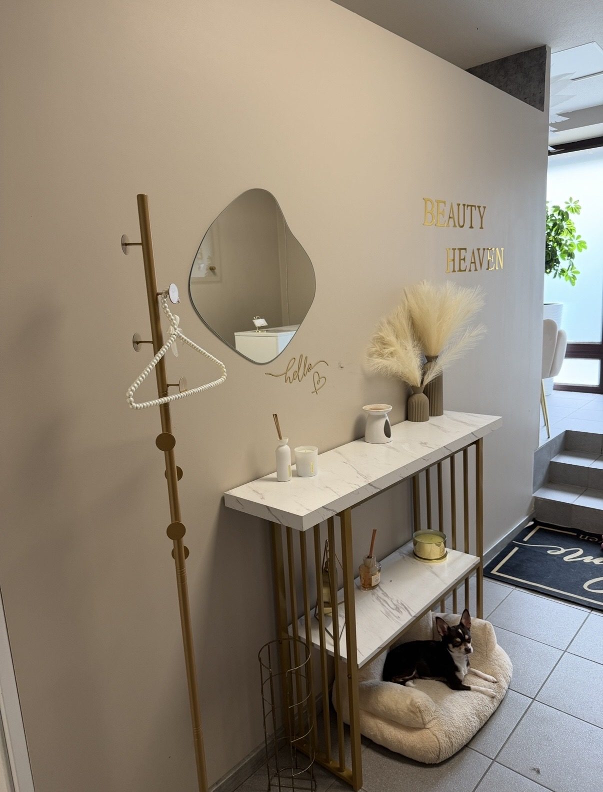Wejście do salonu Beauty Heaven — beżowa ściana ze złotym napisem, lustro i marmurowa konsola