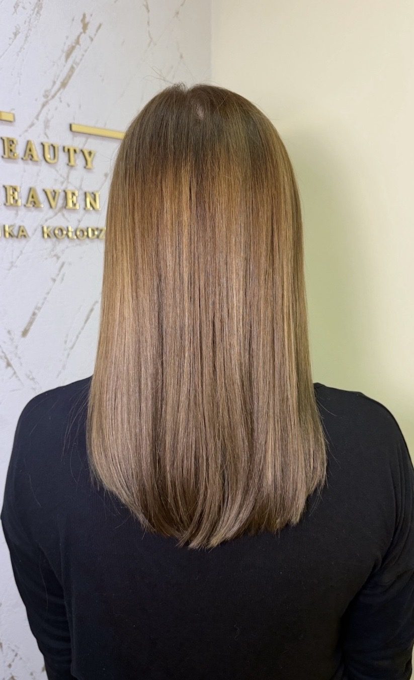 Proste włosy w karmelowym brązie wykonane w salonie Beauty Heaven