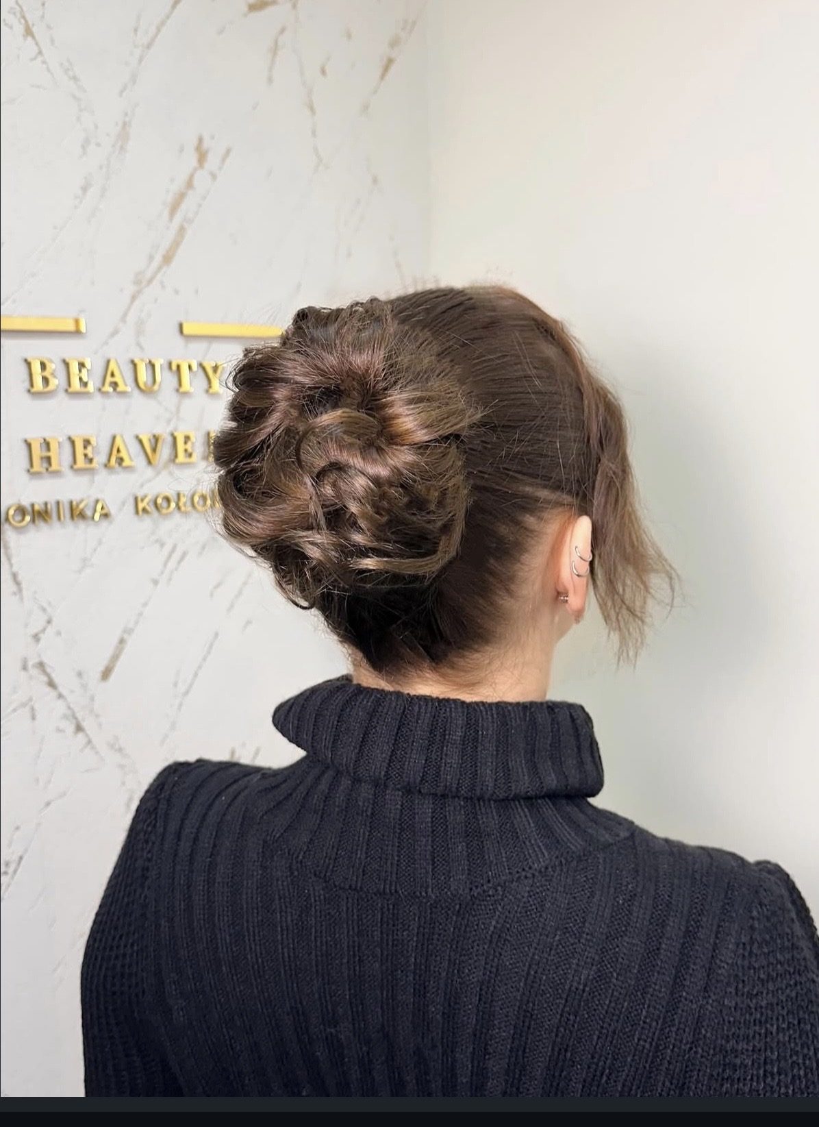 Romantyczne upięcie włosów wykonane w salonie Beauty Heaven